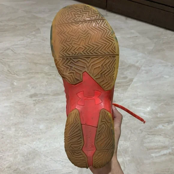 Under Armour Curry 2’.5 and these red colour sneakers are limited edition. - Picture 5 of 5